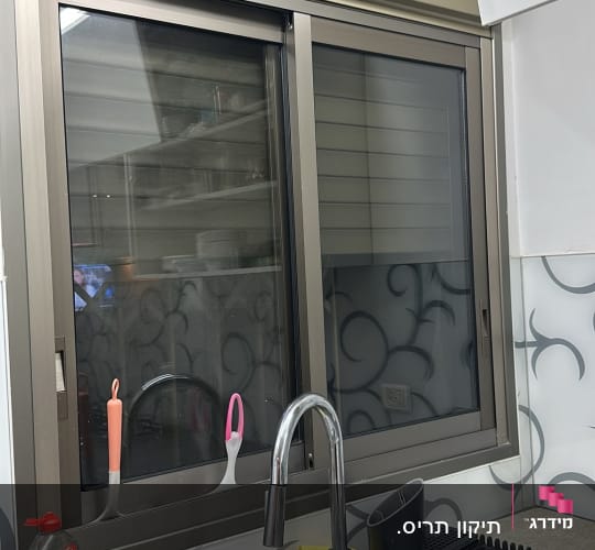 כיור מטבח עם חלון ותריסים